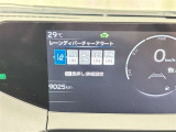 レーンディパーチャーアラートとは車線または走路からの逸脱の可能性を警告すると共に、車線または走路からの逸脱を避けるためのハンドル操作の一部を支援する機能です。詳細は販売店スタッフまでおたずねください。