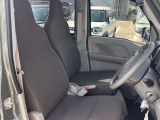 運転席もゆったり座ることができますよ☆