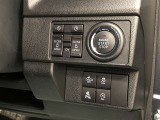 【ウェルカムパワースライドドア】降車時に左右どちらかのドアオープンが予約可能。乗車時、キーを所持して予約側から近付けば、全ドア解錠、スライドドアが自動でオープンします。詳しい使い方は展示店舗まで!