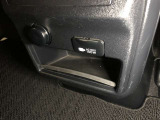 センターコンソールボックス後部には、アクセサリーコンセント(AC100V・100W)が設置されています。