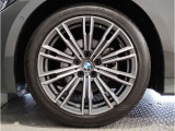【BMWアロイホイル】軽量かつ強度に拘ったアロイホイル。走行性能ポテンシャルを引き出す設計。車の足元を引き締めてくれる大きなポイントはアロイホイルです。