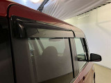 サイドバイザーが付いています。 雨の日でもタバコを吸ったりされると煙が車内にこもったりしてもちょっと窓を開けて煙を排出することができジメッとした空気の入れ替えが出来るので便利です!!