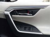 シートメモリーを装備しております!運転する方のシートポジションにボタン一つで操作できるので、とても楽々ですね♪