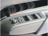 パワーウィンドウのスイッチです。運転席に居ながら助手席の窓を開け閉めできるので便利ですよ。ロック機能も付いているので子供がイタズラして窓を開けるという事もできなくできますよ。