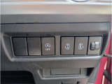 運転席からもスライドドアの開閉操作ができます!