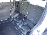 ◆チップアップ&ダイブダウン機構付【ULTR SEAT】は後席座面を左右分割で跳ね上げることができます。トランクで積載できない背の高い荷物をラクラク収納できます。ホンダ車ならではの人気装備です。