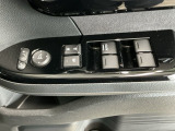 運転席のスイッチで全てのウィンドウの開閉操作を行うことができます。ロックボタンをONにしておくと、運転席以外のウィンドウは作動しないのでお子様を乗せているときなども安心ですね♪