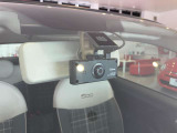 Cellstar製フルHDモデルを装着。取付位置が整然としており、配線処理も丁寧。作動安定しており、視界を妨げない設置です。前方録画の画質も鮮明で、実用性が高い装備です。