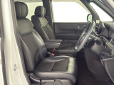 乗降がしやすい運転席。高さが調節できて小柄な方でも運転しやすいポジションをとることができます。