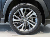 純正のアルミホイール装着車です。タイヤサイズは225/50R18です。