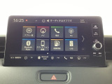 ドライブの必需品。Honda CONNECTディスプレーを搭載しています。ナビ、スマホ連携、車両情報表示、各種設定操作を一つに集約した高機能タッチパネル。直感的に使える便利なインターフェースです。