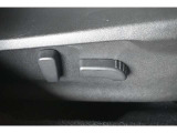 パワーシート(乗り降りから、運転席のポジション設定まで、ボタンで一つで微調整できます。高級車の必須アイテムです。)