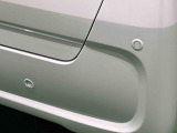 車の四隅にセンサーを施し死角になりやすい左右前後方向の障害物を感知することで、縦列駐車や車庫入れをサポートするコーナーセンサーが付いてます
