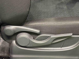 運転する人それぞれの体格に合わせてドライビングポジションをきめ細かく調整できる、運転席シ-トリフタ-が付いています(^^♪