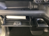 グローブボックスに車載書類を収納できます