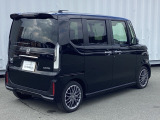 NBOXカスタムは後ろ姿で大型ルーフスポイラーが目立ってカッコイイですね(^^♪