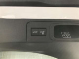 パワーバックドア付き。運転席から離れることなく車両後方のバックドアを自動で開閉できます。
