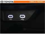ポータブルオーディオなどの機器を接続して、車両のスピーカーで聞くことができます。