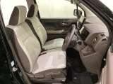 女性でも運転がしやすいように、シートの高さ調整機能(シートリフター)がついています。運転席と助手席の間が空いている為、助手席側への移動がスムーズです。交通量の多い道でも助手席側から乗り降りができます。