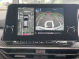 アラウンドビューモニターです。4つのカメラからの映像を合成・処理することで空から見下ろすような視点で周囲を確認でき、駐車時のクルマの位置確認がスムーズになります。