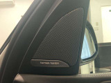 ハーマンカードンは移動中の車内空間をより快適に過ごす為のスピーカーで600W・9チャンネル・サラウンド・車両専用のイコライザーが装備され、良質な音源でございます。