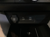 【アクセサリーソケット(電源ソケット)】電源からケーブルをつなげば、スマートフォンなどの電子機器の充電などを行うことができます!ゲーム機器や、カメラの充電にも便利ですね。