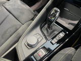 BMWの高性能オートマチックは、ATセレクトレバーを左側に倒すことで、通常の「D」から「S」(スポーツ)または「M」(マニュアル)へと切り替えが可能です。