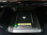 ワイヤレス充電機能で接続の手間いらず。スマートフォンなどをワイヤレスで充電可能です。