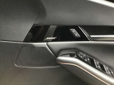 運転席のドアトリムとパワーウィンドウスウィッチ