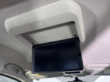 後席モニターです!TVやDVDなどを見ながら家族で楽しくお出かけができますね〜!!