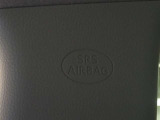 フロントSRSエアバッグは車両前方から乗員が重大な傷害を受けるおそれのある大きな衝撃を受けた場合に作動し、シートベルトが身体を拘束する働きと併せて前席乗員の頭部や胸部などへの衝撃をやわらげる装置です。