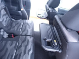 運転席と助手席にはシートバックテーブル完備!