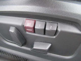 運転席メモリー付きフロント電動シート装備。