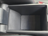 車内空間を綺麗に保つ隠せる大容量収納です。CDケースやメガネケースなど、かさばるアイテムもスマートに収まります。