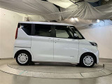運転席側は手動のスライドドアとなってます。乗り降りや荷物の出し入れが楽になり便利です。