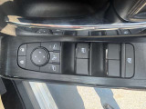 全席パワーウィンドウとなっています。運転席はオートになっているのでワンタッチ開閉することが出来ます。