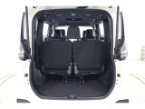 背の高い荷物でも積み降ろしが楽にできるラゲージスペースです。座席の下に長物も積み込めます。3列目が跳ね上げ格納なので、フロアに干渉せずシートはスッキリと格納できます。