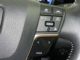 クルーズコントロール機能が付いています。 速度を設定するとアクセルを踏まなくても一定の速度で走ることができます。  高速道路ではとても便利な装置なんです。