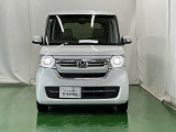 LEDヘッドライトを装備しています。LEDヘッドライトはとても明るく、雨の日や夜間走行も安全・安心です。オートライトコントロール付きで周囲の明るさに応じて自動で点灯・消灯します