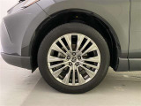 機敏さを引き立てる純正アルミ 225/55 R19 装着!