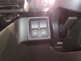 【シートヒーター】運転席と助手席を暖める機能です。寒い冬の朝や雪の日でも、乗車してすぐにぽかぽかと快適に過ごせる雪国で嬉しい装備です。