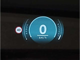 【ヘッドアップディスプレイ】現在の車速表示や目的地へのルート案内やメディア関連のリストを表示する事が可能です。視線移動を減らす事によりドライブに集中して頂けます。