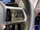 【ハンドル】ドライバーとBMW車の一体感がダイレクトに伝わるステアリングホイール。形状・太さへの拘りに加えて、操作性を高める為にスイッチ類も配置。クイックかつ安定のドライビングを体感下さい!