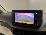バックカメラ付きで後方の確認がしやすく、駐車が苦手な方でも安心して操作できます。毎日の使い勝手がぐっと良くなりますね。