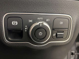 メモリー付きパワーシートが装備されている車両はシートの位置・ドアミラーの角度・ハンドルの位置を3名まで記憶出来ます。