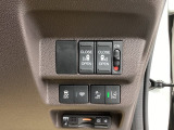 パワースライドドアの開閉はスマートキーのリモコンやドアノブは勿論、運転席側のスイッチ操作でも開閉ができ、安全・簡単です。