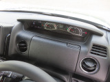 【運転席アッパーボックス】パッと取り出しやすい位置にあるボックスなので、お財布などの小物から本などの小冊子、駐車券など、よく使うものの収納に便利です。