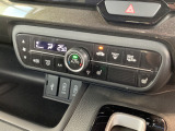 【オートエアコン】設定温度に合わせて自動で風量や風向きを調整し、車内を快適な温度に保ちます。