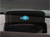 【ヘッドアップディスプレイ】現在の車速表示や目的地へのルート案内やメディア関連のリストを表示する事が可能です。視線移動を減らす事によりドライブに集中して頂けます。