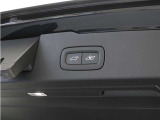 テールゲートには、スイッチ一つで開閉可能な電動開閉機能を装備。また、リアバンパーの下で足を動かすだけで開閉できる、ハンズフリー・オープニング/クロージング機構も搭載しています。